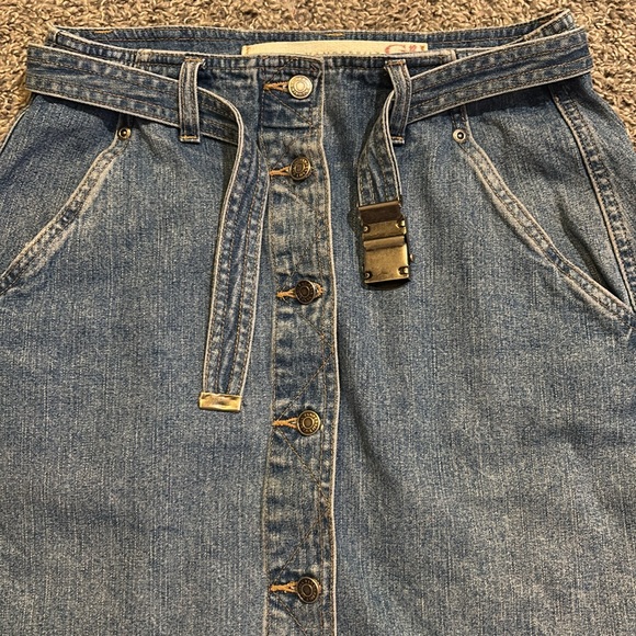 Denim button down skirt, adjustable belt & has deep - Picture 7 of 8